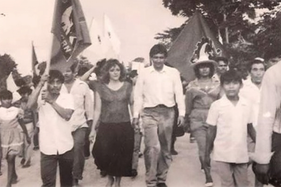 Andrés Manuel (@lopezobrador_) on Twitter photo Hoy cumple 20 años de fallecida mi primera esposa Rocío, quien me acompañó con mucha solidaridad y amor en el inicio de nuestra lucha. Les comparto algunos textos y fotografías acerca de esta mujer excepcional y entrañable.
bit.ly/RocioBeltran Hoy cumple 20 años de fallecida mi primera esposa Rocío, quien me acompañó con mucha solidaridad y amor en el inicio de nuestra lucha. Les comparto algunos textos y fotografías acerca de esta mujer excepcional y entrañable.
bit.ly/RocioBeltran