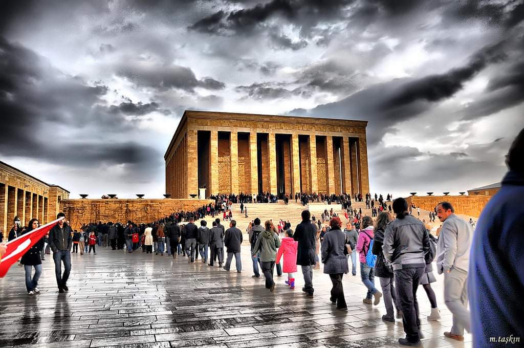 Biz varken, Anıtkabir'i yakabileceğini düşünen birinin ya kanı, ya sütü, ya mayası, ya akli dengesi bozuktur !