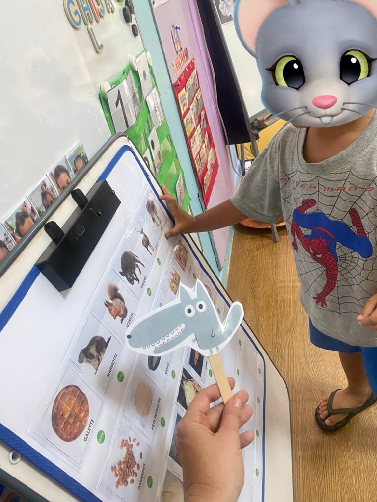 HinateaLuyssen's tweet photo. Association de la marotte au tableau sonore. Quel animal est notre marotte? Vérification sonore! Préparer le travail de littérature en abordant le lexique avant de lire l’histoire grâce au #mursonore @TuicsDgee @Easytis @Circo03Faaa https://t.co/8f7hx2xH3D