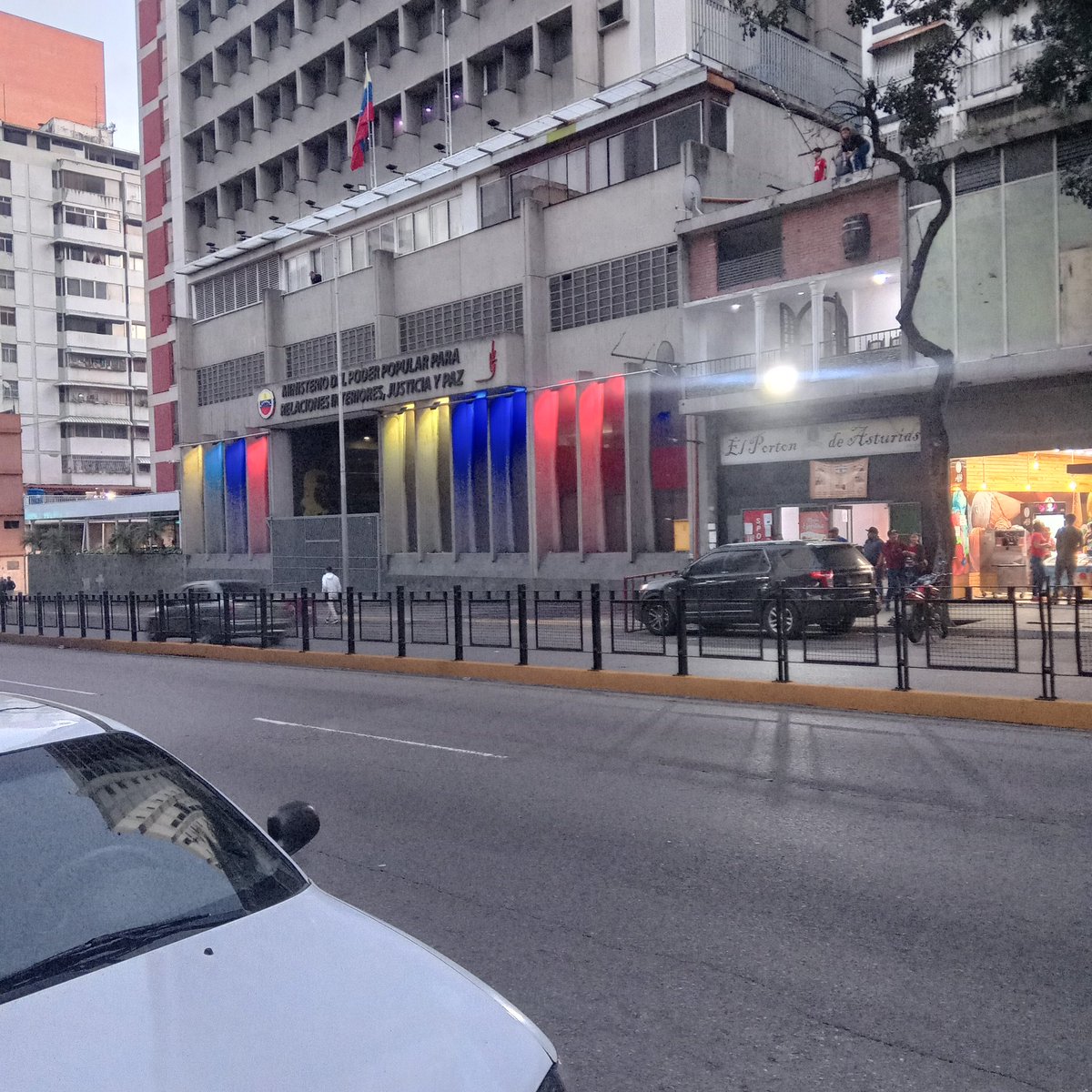 Terminamos de pasar por la av. Urdaneta y frente al ministerio de interior y justicia ocurrieron una serie de explicaciones en el sistema de alcantarillas, sin ser experto, parecía acumulación de gas.
#MPPRIJP #Caracas #Explosiones #Alcantarillas