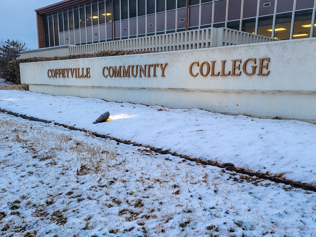 cccredravens's tweet image. Even though it was a cold way to kick off the Spring Semester it was still an awesome day!

We always love seeing students back on campus! Welcome back Ravens!!!✨🎉🎊

#coffeyvillecommunitycollege #springsemester