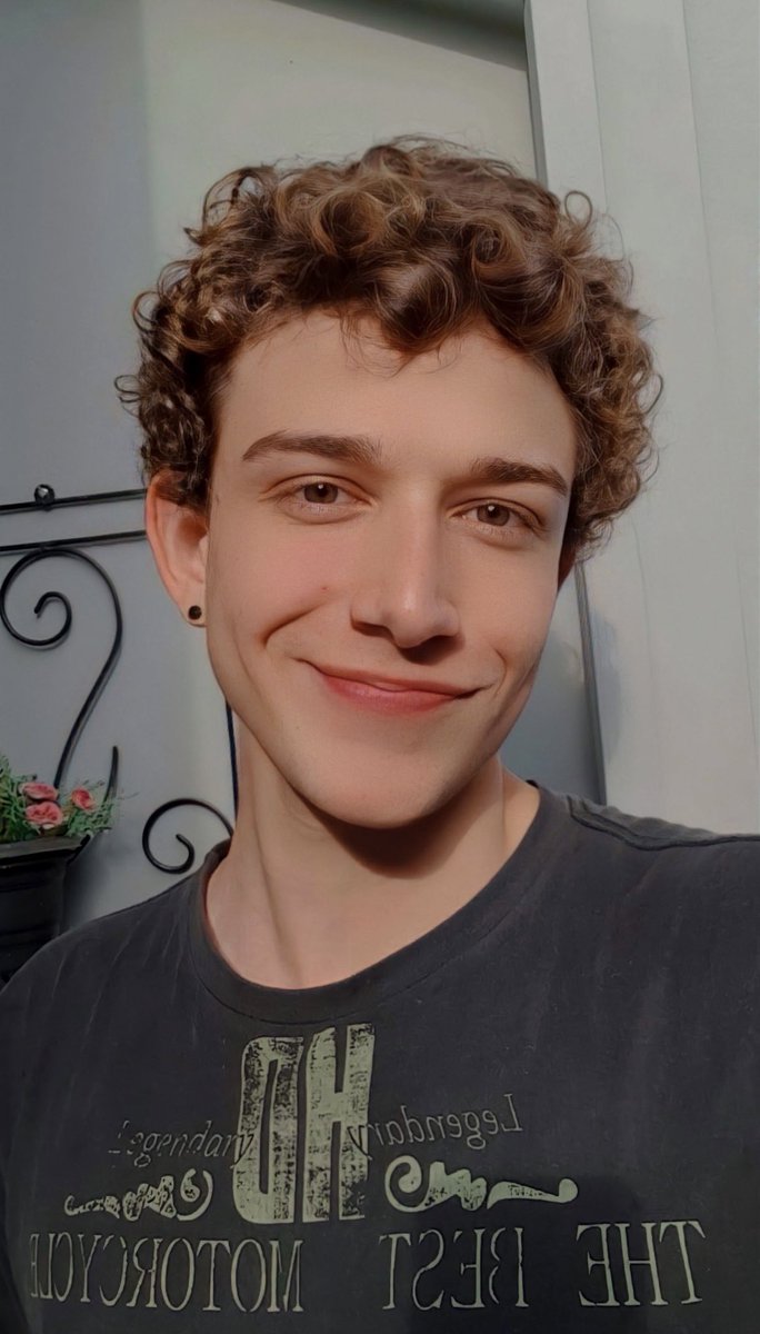 mafezinho's tweet photo. before pandemic / after pandemic 

perdi: os cachinhos, o sorriso e a cara de twink

ganhei: pentelhos no rosto https://t.co/uAQnxEJBWZ