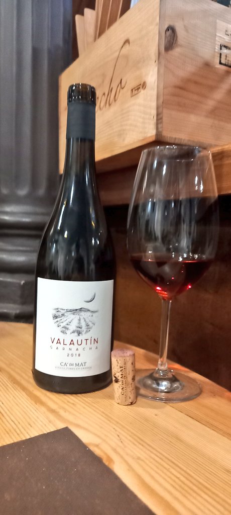 mimundodelvino's tweet photo. A las buenísimas noches #winelovers Disfrutando, como no podía ser de otra manera, en la @T_EntrevinoS de una maravillosa #garnacha madrileña, directa de la Sierra de Gredos😍
Valautín Ca' di Mat 2018 #Cadimat Frescura, elegancia, estructura... y ese color 🔝
#mimundodelvino https://t.co/2iWGARuilc