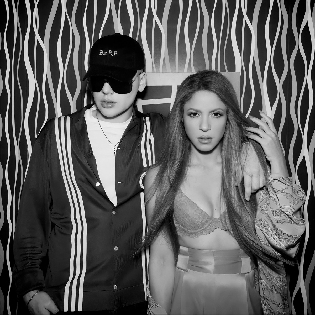 Shakira’s BZRP Music Session is #1 in the US iTunes! 🇺🇸🎙️ La sesión de Shakira y Bizarrap es la canción #1 en iTunes USA!