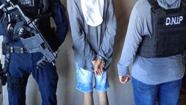 PGN_PANAMA's tweet photo. #AEstaHora| En diligencia de allanamiento desarrollada en Torrijos Carter, la Sección de Homicidio y Femicidio de la Fiscalía de San Miguelito con apoyo de @ProtegeryServir aprehendieron a un hombre, por el delito de homicidio, ocurrido 25 de febrero de 2021, en Cerro Batea. https://t.co/rgdYdRTlUy