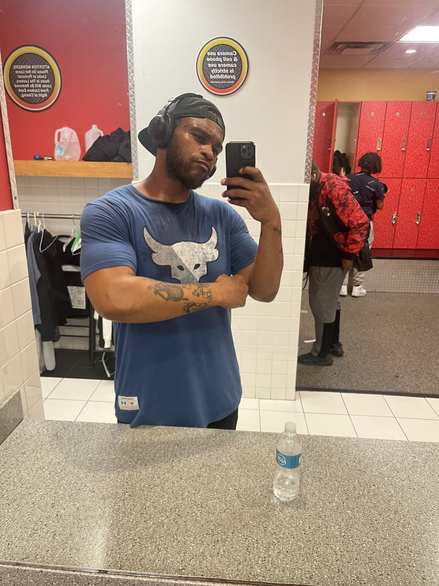 Kingdakha92's tweet photo. Time- 24:29
Miles- 2.10
(+ Chest day)
(machine deleted my stats before I took a pic)
This is actually a PR , don’t think I’ve ever done 2 miles in under 30 mins (cause I’m not a runner)
I’m SUPER damn proud of myself! Aiming for 3 miles under 25 mins!
#GoTheDistanceChallenge https://t.co/WTGmuoMTQY