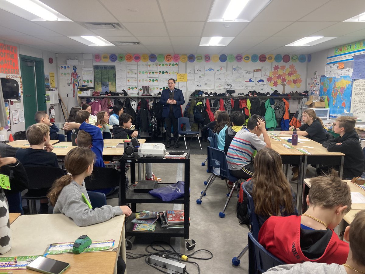 WaterRockers's tweet image. @MikeSchreiner came to our @KHPS23 gr 5 portable today!  My Ss asked very impressive ques about the green belt, electric vehicles, and sustainability.  Just awesome experience for everyone!! @ugdsb @cityofguelph @sustainableUofG #teachingrocks #positiveleader #greenlearning