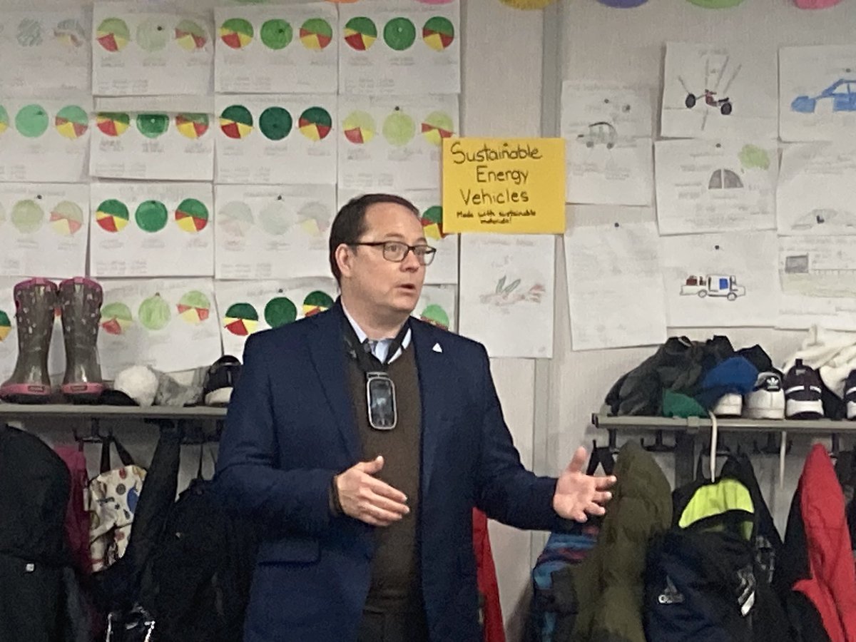 WaterRockers's tweet image. @MikeSchreiner came to our @KHPS23 gr 5 portable today!  My Ss asked very impressive ques about the green belt, electric vehicles, and sustainability.  Just awesome experience for everyone!! @ugdsb @cityofguelph @sustainableUofG #teachingrocks #positiveleader #greenlearning