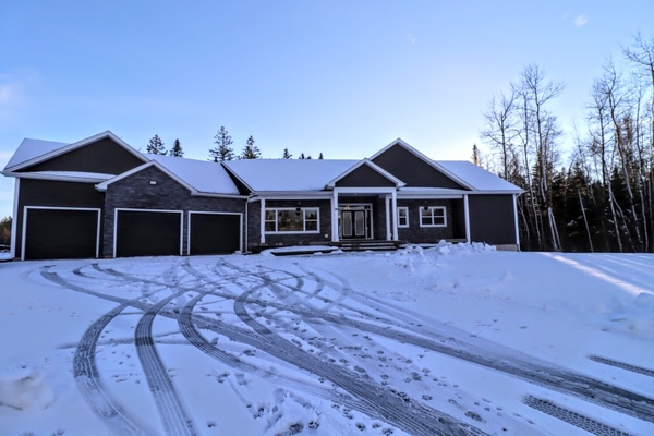 TimesTranscript's tweet photo. Home of the Week: Spacious country living with pool https://t.co/qgkbuCN3j2 https://t.co/UkK7C2huZl