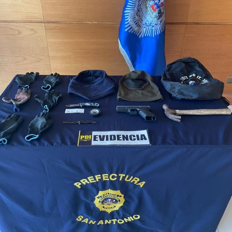 ElQuiscoMuni's tweet photo. Detectives de la #BIROSanAntonio junto a funcionarios motorizados de #ElQuisco, lograron la detención de tres sujetos por el delito flagrante de ocultación de patentes y armas corto punzantes e infracción al Art. 145. Procedimiento que comenzó en #IslaNegra y terminó en #ElTabo https://t.co/F2r4z8D0VF