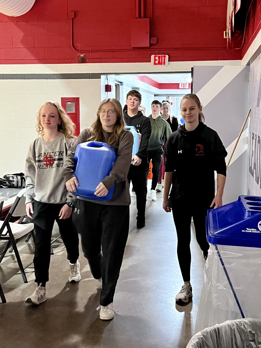 psychSOCteach's tweet photo. #waterwalk 💧Semester end appreciation [simulation] 4 access 2 resources we have &amp; awareness 4 those who still don’t @charitywater @Water #endthewalk #5gallonchallenge 13 jugs carried (total= 17miles)🎉 thank you 2B #SOC110 students https://t.co/HRg2V68Lwr