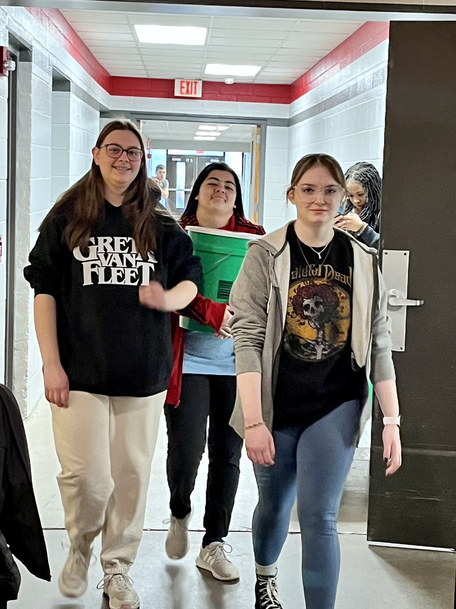 psychSOCteach's tweet photo. #waterwalk 💧Semester end appreciation [simulation] 4 access 2 resources we have &amp; awareness 4 those who still don’t @charitywater @Water #endthewalk #5gallonchallenge 13 jugs carried (total= 17miles)🎉 thank you 2B #SOC110 students https://t.co/HRg2V68Lwr