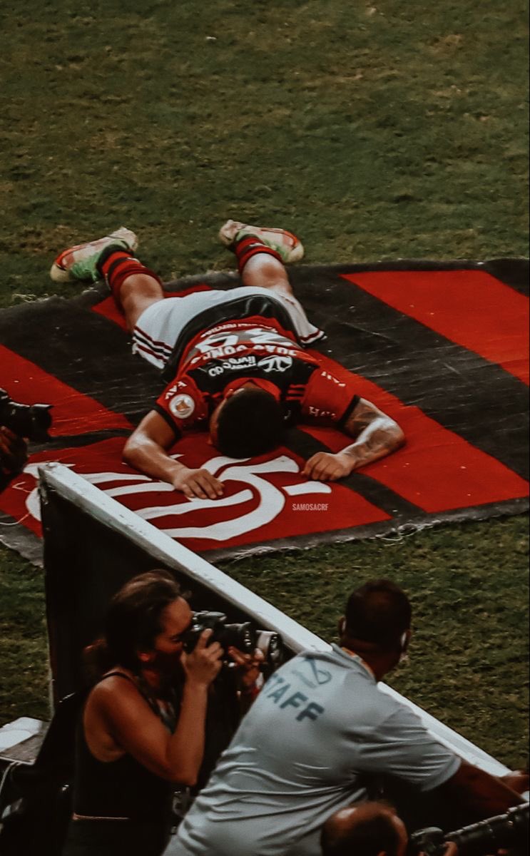jsmescrf's tweet photo. Ele foi um torcedor dentro de campo! ❤️🖤 https://t.co/KpOlKaVuS6