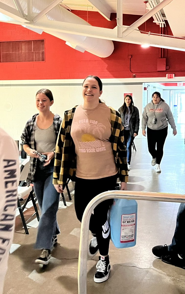 psychSOCteach's tweet photo. #waterwalk 💧Semester end appreciation [simulation] 4 access 2 resources we have &amp; awareness 4 those who still don’t @charitywater @Water #endthewalk #5gallonchallenge 13 jugs carried (total= 26miles)🎉 thank you 5B #SOC110 students https://t.co/Ng6gvGUEY8