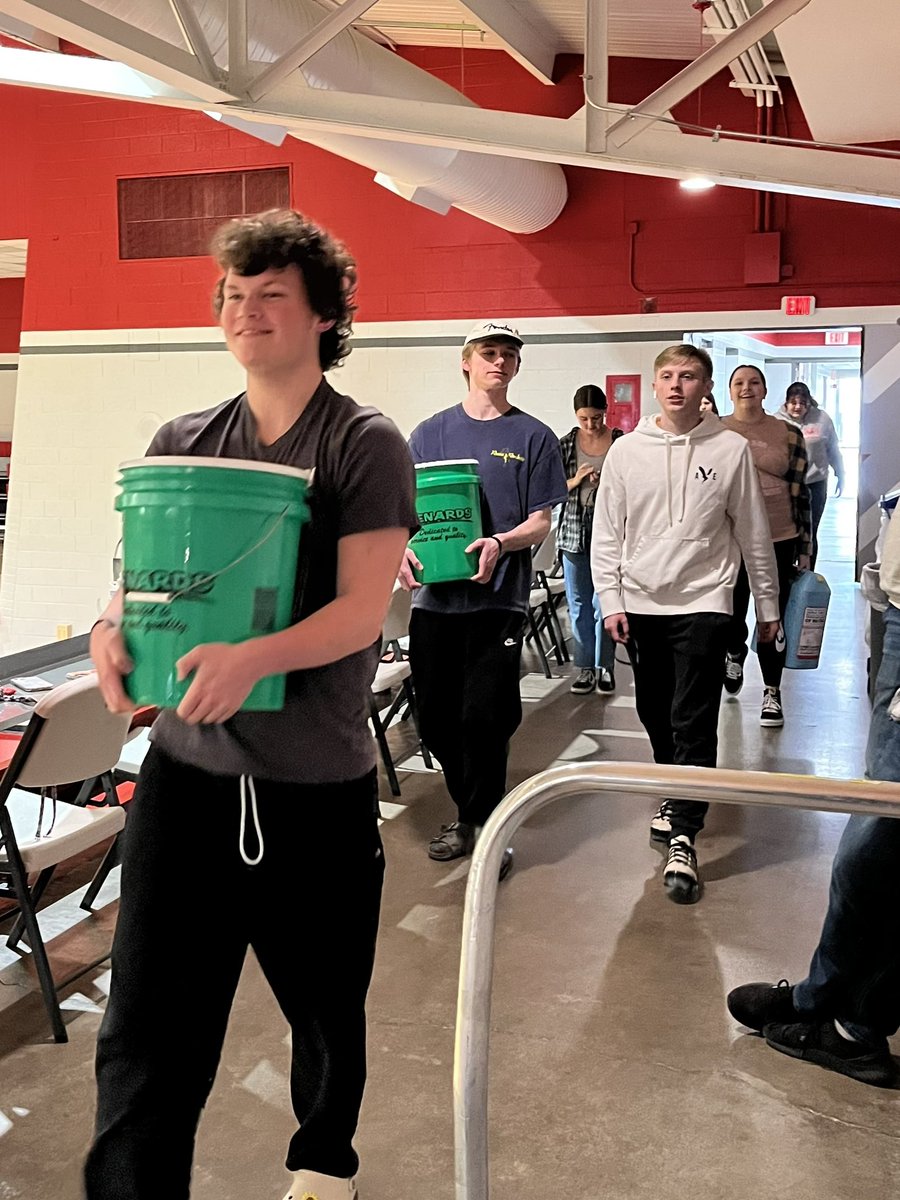 psychSOCteach's tweet photo. #waterwalk 💧Semester end appreciation [simulation] 4 access 2 resources we have &amp; awareness 4 those who still don’t @charitywater @Water #endthewalk #5gallonchallenge 13 jugs carried (total= 26miles)🎉 thank you 5B #SOC110 students https://t.co/Ng6gvGUEY8