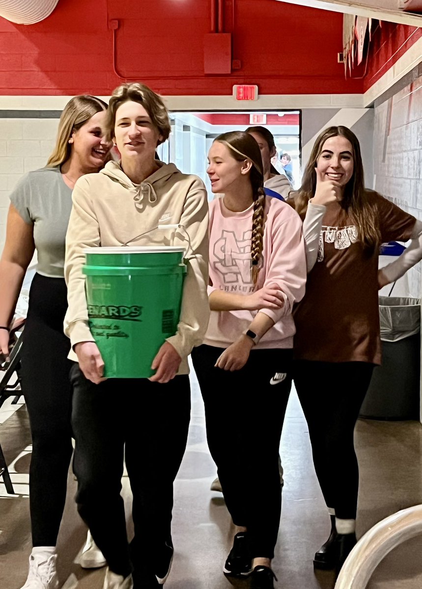 psychSOCteach's tweet photo. #waterwalk 💧Semester end appreciation [simulation] 4 access 2 resources we have &amp; awareness 4 those who still don’t @charitywater @Water #endthewalk #5gallonchallenge 13 jugs carried (total= 26miles)🎉 thank you 5B #SOC110 students https://t.co/Ng6gvGUEY8