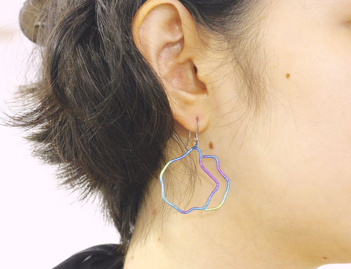 雲がカラフルに彩られる「彩雲」。

そんな美しい自然現象をモチーフにした「雲」シリーズの新作です。

カラーはパープルから、ビビットなピンク、ブルーグリーンへのグラデーション。イヤリングへの変更も可能です。

#ピアス #イヤリング #チタン #プレゼント #ギフト
asgeometry.thebase.in/items/34875688