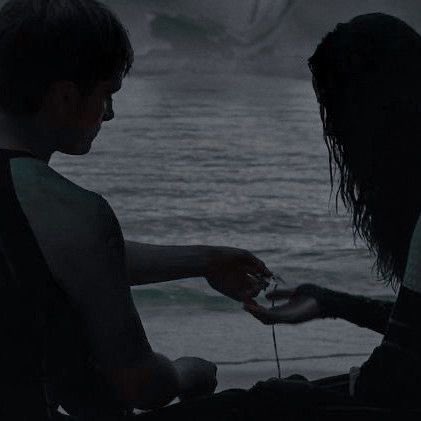 bridgertoncut's tweet photo. ⌗ 2. Em Chamas - Suzanne Collins

 ❝– Então o que a gente devia fazer nos nossos últimos dias?
– Só quero passar todos os minutos possíveis do resto da minha vida com você – responde Peeta.❞

★| 5.0 https://t.co/6EM378iJeN