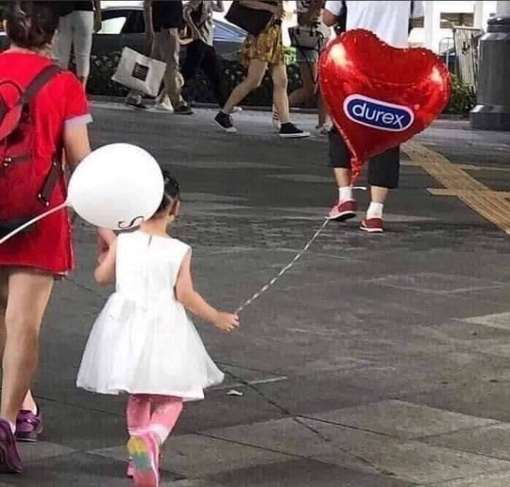 Долго, молча и с презрением смотрели друг на друга презерватив и воздушный шарик