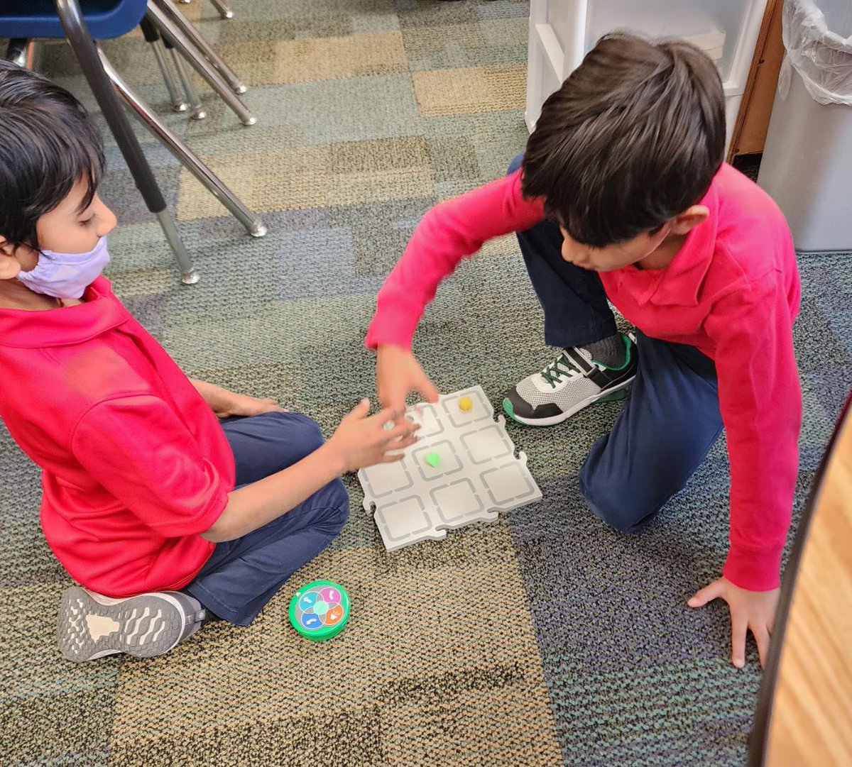 LVE1st's tweet photo. First graders learning to code with Veebots. Students get to command their veebot to make it go straight, turn right or left and follow a path. @LaVillitaElem #coding https://t.co/itX8vScd0y