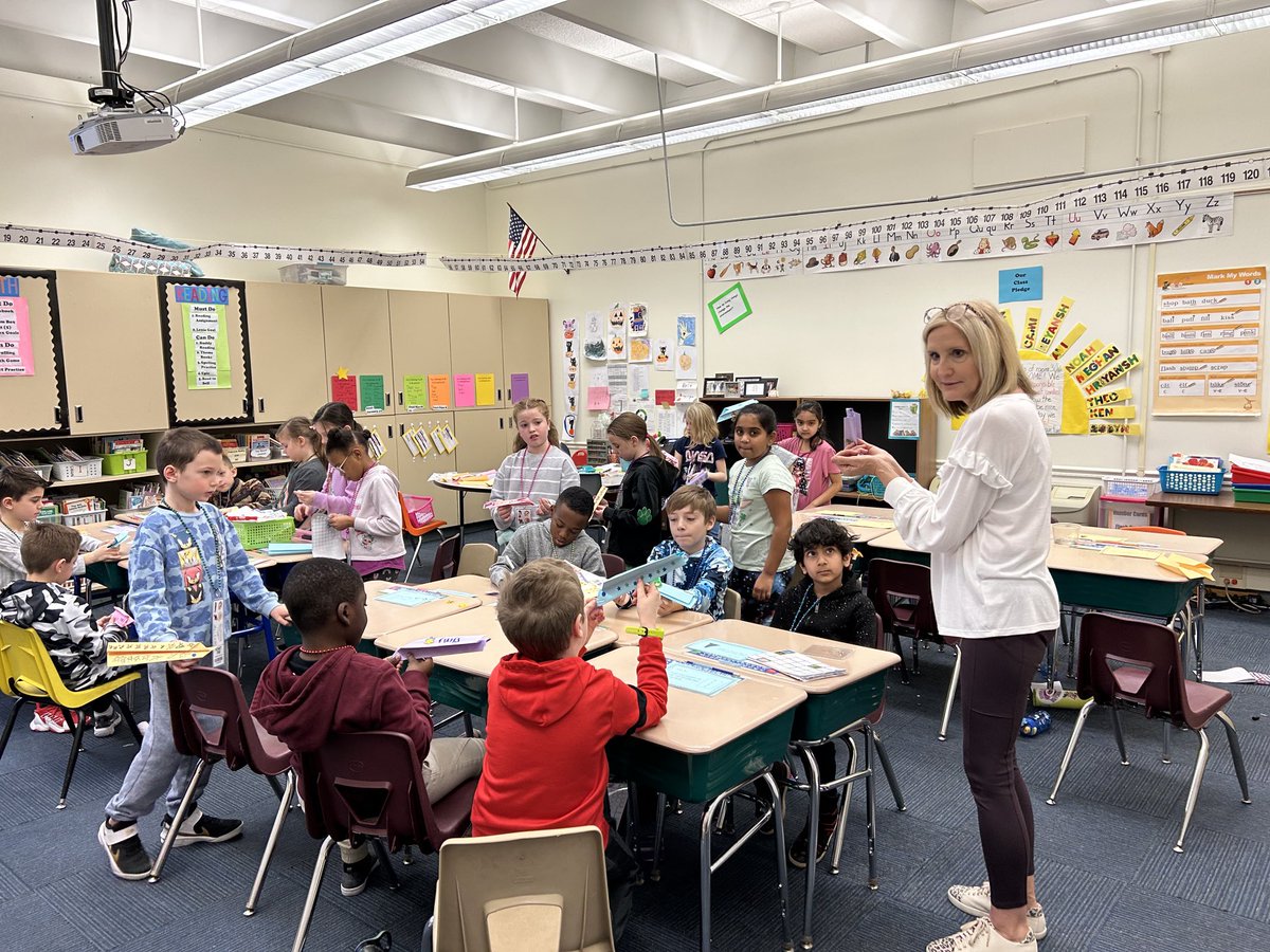 Mayfield_Center's tweet photo. Museum Day was a hit!! Our amazing 2nd grade teachers created an art museum, a science museum, a transportation museum and a history museum for our scholars to explore!  Peak moment for sure!! #luckytobeacyclone https://t.co/La6I0APcnH