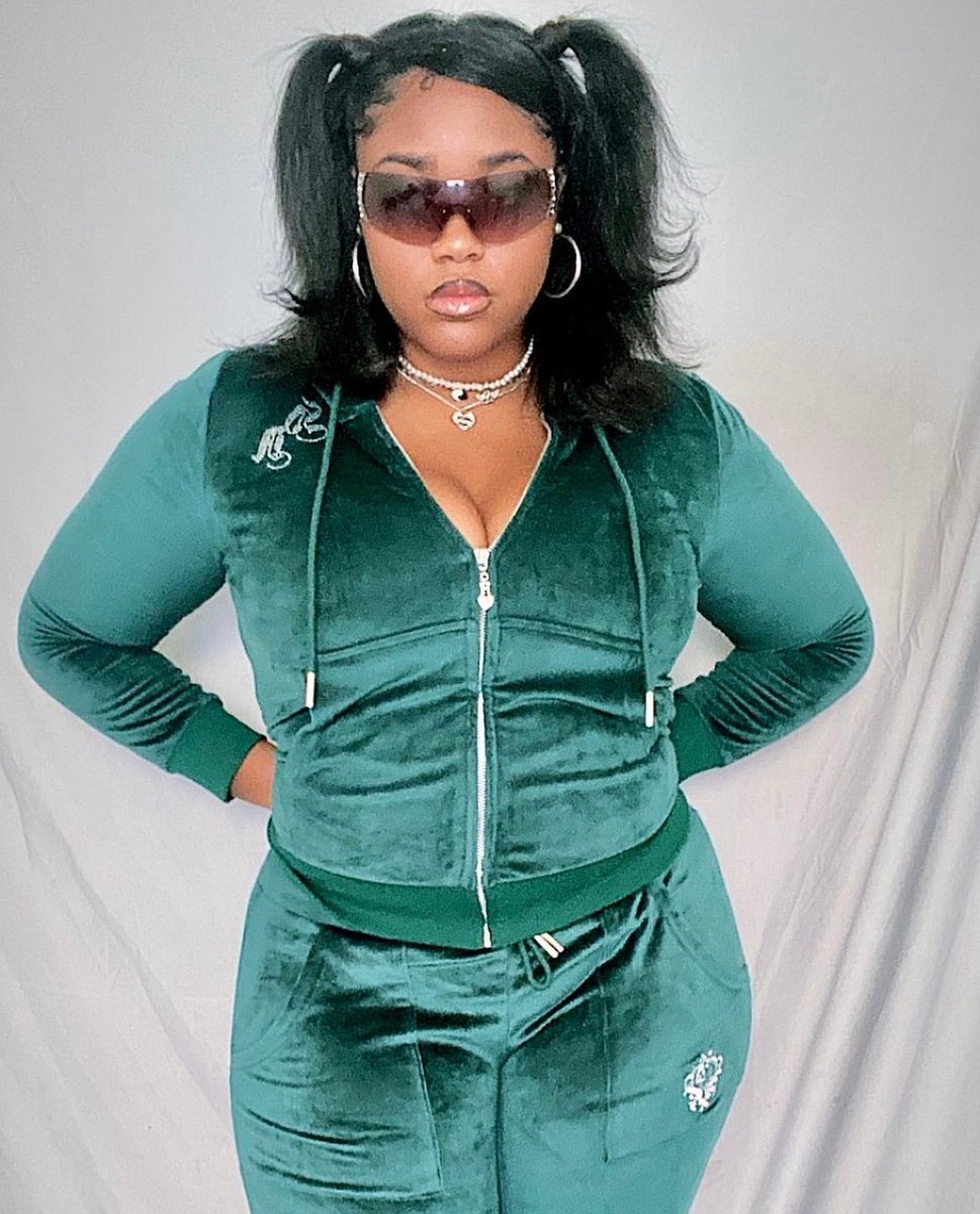 Everything you want but can’t have 💅🏾 #officialhoney 

Our “Scheamin” tracksuit is available in sizes XXS-5X, link below to shop ✨

honeysapparel.net