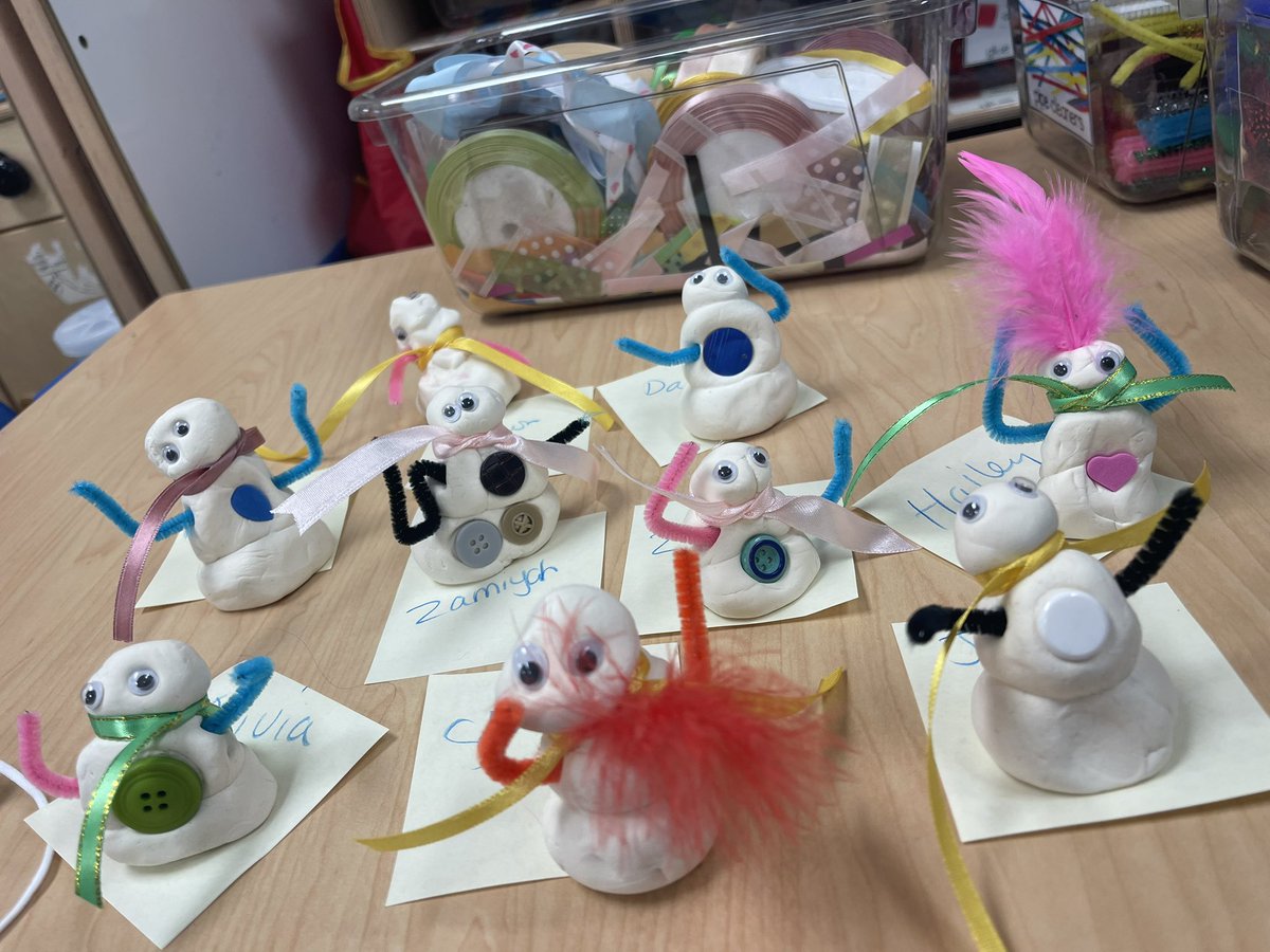ArtEd60Q's tweet photo. Ms. Graf’s 3K created cute snow people using #crayolamodelmagic @literacy_fox @PS60queens @UFT @D27NYC @NYCSchools https://t.co/fSHl16EZtm