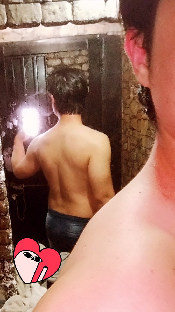 Gabri_el_OF's tweet photo. Vale limpiar al espejo 😅 
#BuenasTardes #boy #bañado #espejo #sucio #espalda #gayboylife https://t.co/YzrAV7yAIr