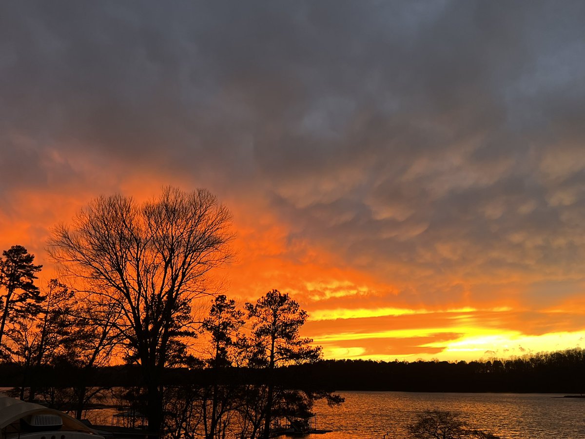 rojasanne's tweet photo. Post storm sunset @lakelaniercom @FOX5Atlanta https://t.co/ki9SmVFhgA