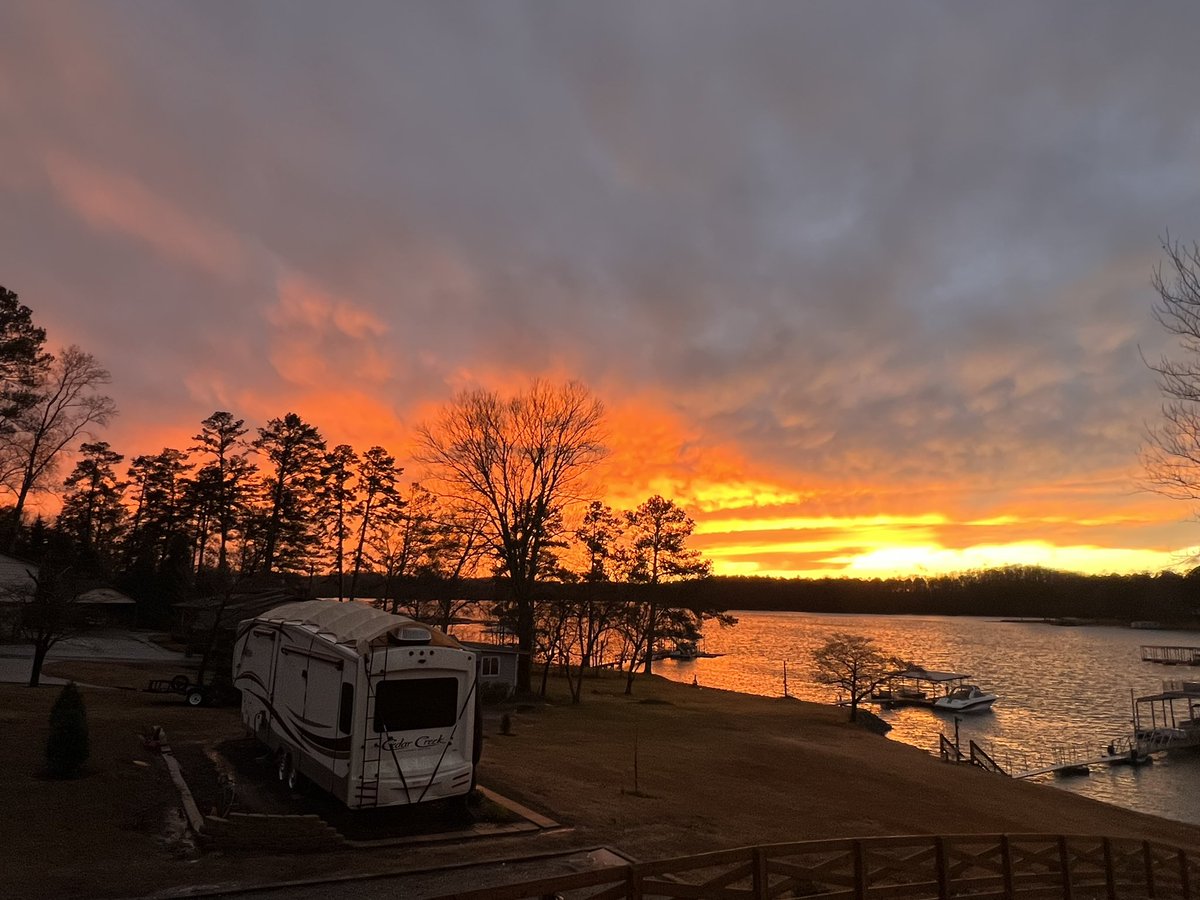 rojasanne's tweet photo. Post storm sunset @lakelaniercom @FOX5Atlanta https://t.co/ki9SmVFhgA
