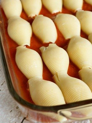 HappyMoneySaver's tweet photo. Jumbo pasta shells stuffed with a creamy, cheesy filling flavored with fresh herbs and topped with a rich marinara sauce then baked to absolute perfection.
Stuffed Shells {Freezer Meal}
https://t.co/7PJL9hLDEy https://t.co/2tgr5YMZcE