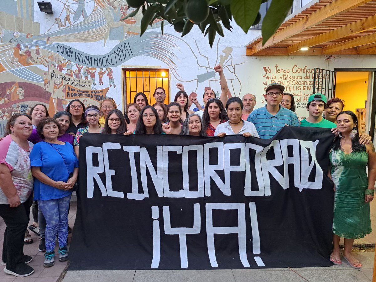 En todas partes desde Chile a #Japon , caminando o en #Metro apoyamos la lucha por la reincorporación de los profesores del Liceo Andrés Bello de San Miguel.  Alcaldesa <a href="/erikamartinez_o/">Erika Martinez 🌳</a> escuche. ¡No más despidos, reincorporacion YA!