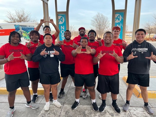 Union_Athletics's tweet photo. Tuesdays are for giving back to the community!  Members of the ⁦@UnionFootball⁩ program partnered up with Asbury Church to assist with their food distribution program.  #RedhawkAID https://t.co/lV4tvl957n