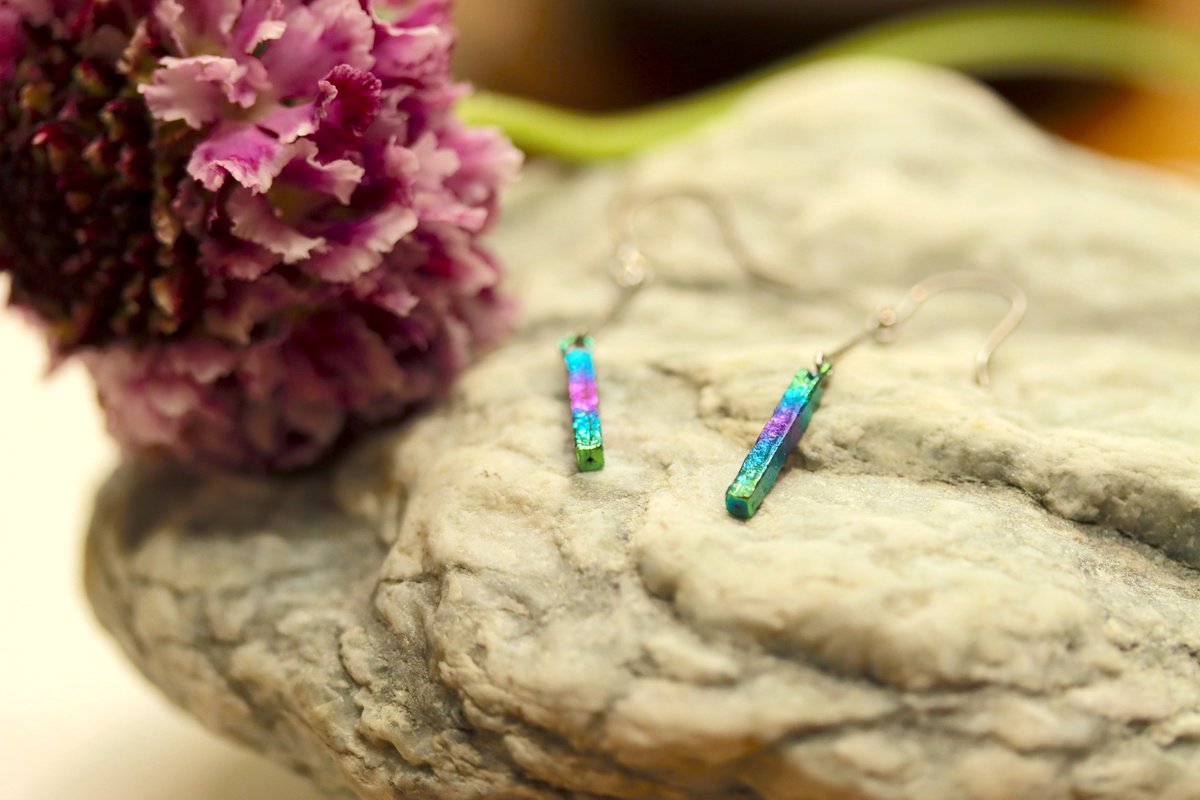 構造色のチタンピアスを手に入れる大チャンス！

プレゼント企画、明日の夜までになります。

構造色の魅力は、見る角度や光の当たり方によって輝きが変わること。

写真では伝えきれない美しさを、ぜひ手にとってご自分の目で確かめてください♪