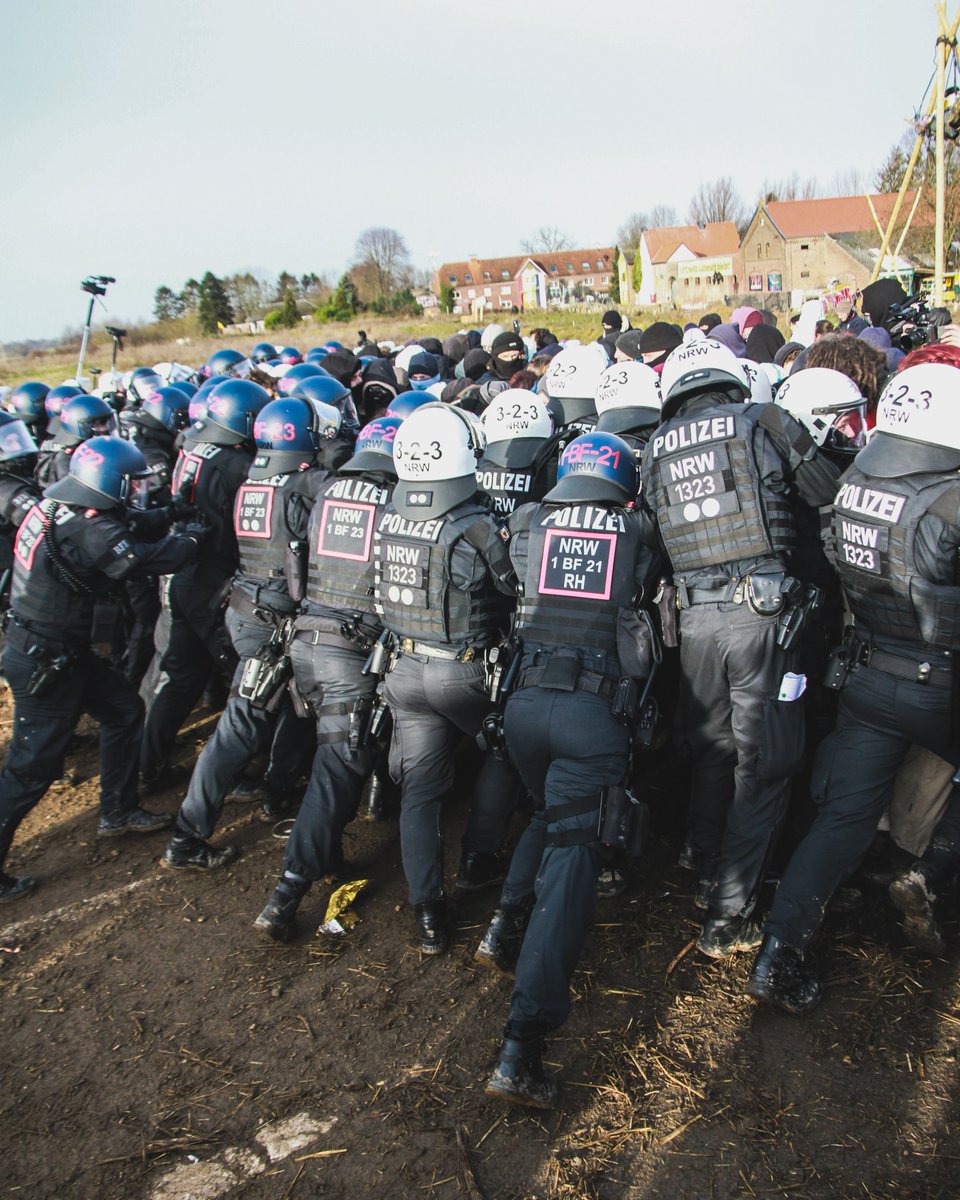 Lützerath // 10.01.2023 //

DM für Fotos/ offen für Anfragen 

#luetzibleibt #luetzerath #lützerath #alledörferbleiben #klimaprotest #pressefoto