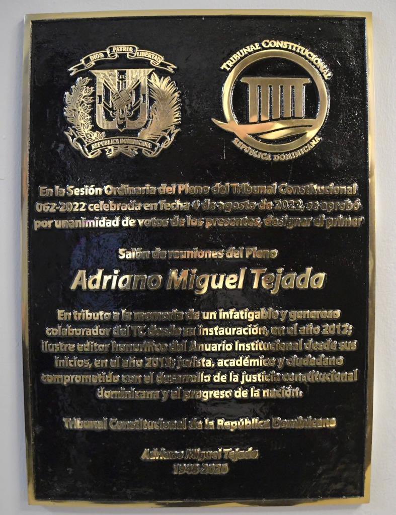 TribunalConstRD's tweet photo. El Tribunal Constitucional (TC) develizó una tarja en honor al fenecido jurista, periodista y académico Adriano Miguel Tejada, colaborador voluntario de todas las iniciativas desarrolladas por esta alta corte. https://t.co/DpbhmFAbob