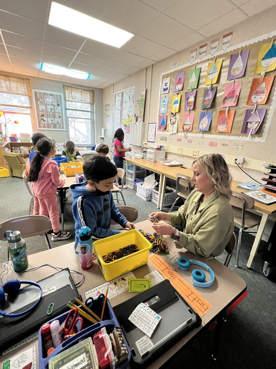 Wow, what a full circle moment! Growing up, I got to see my mom in action as a teacher and today, she visited my classroom full of sweet first graders! 💓