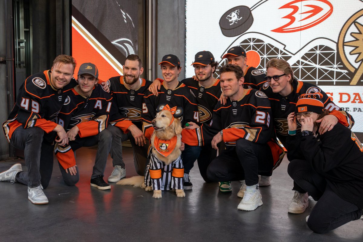 AnaheimDucks's tweet photo. Making new friends.

#AnaheimDucksDay https://t.co/UkoHWseFlc