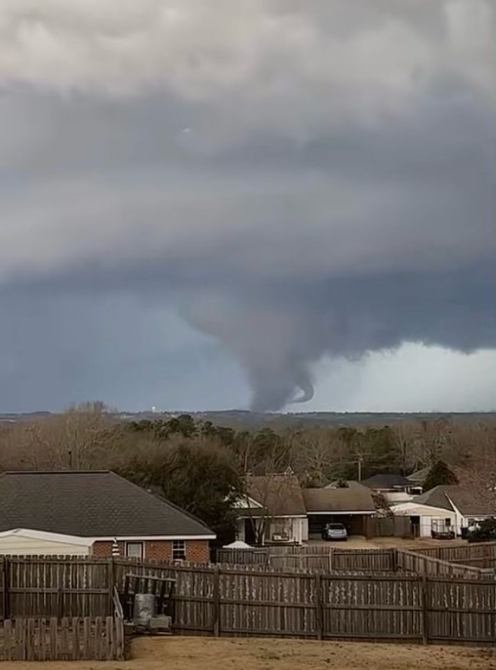 crusytos80's tweet photo. #prayforselma #selmastrong #selmatornado #ef3 https://t.co/RpkJOsXm5R