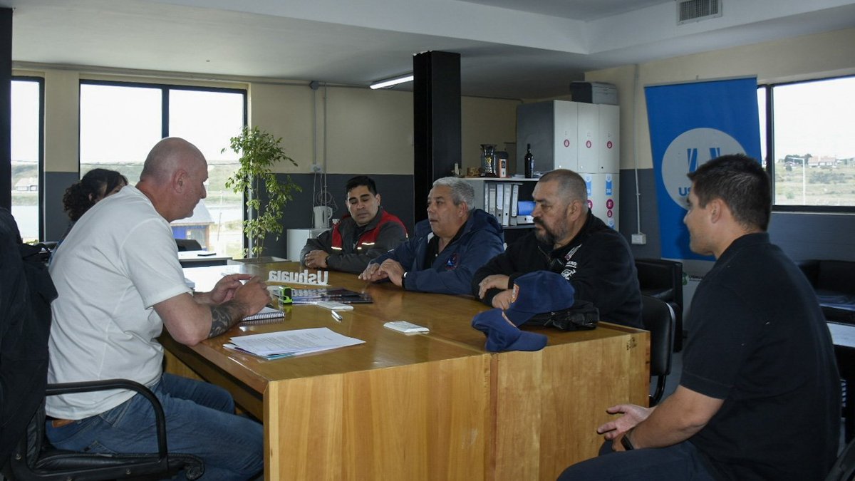 UshuaiaMuni's tweet photo. A través del Instituto Municipal de Deportes y en conjunto con la Federación de Bomberos de Tierra del Fuego, llevaremos adelante el programa “Bombero Sano”, que permitirá el entrenamiento físico del personal que acude a los incendios y las distintas emergencias en la ciudad. https://t.co/K12qEWh9vN