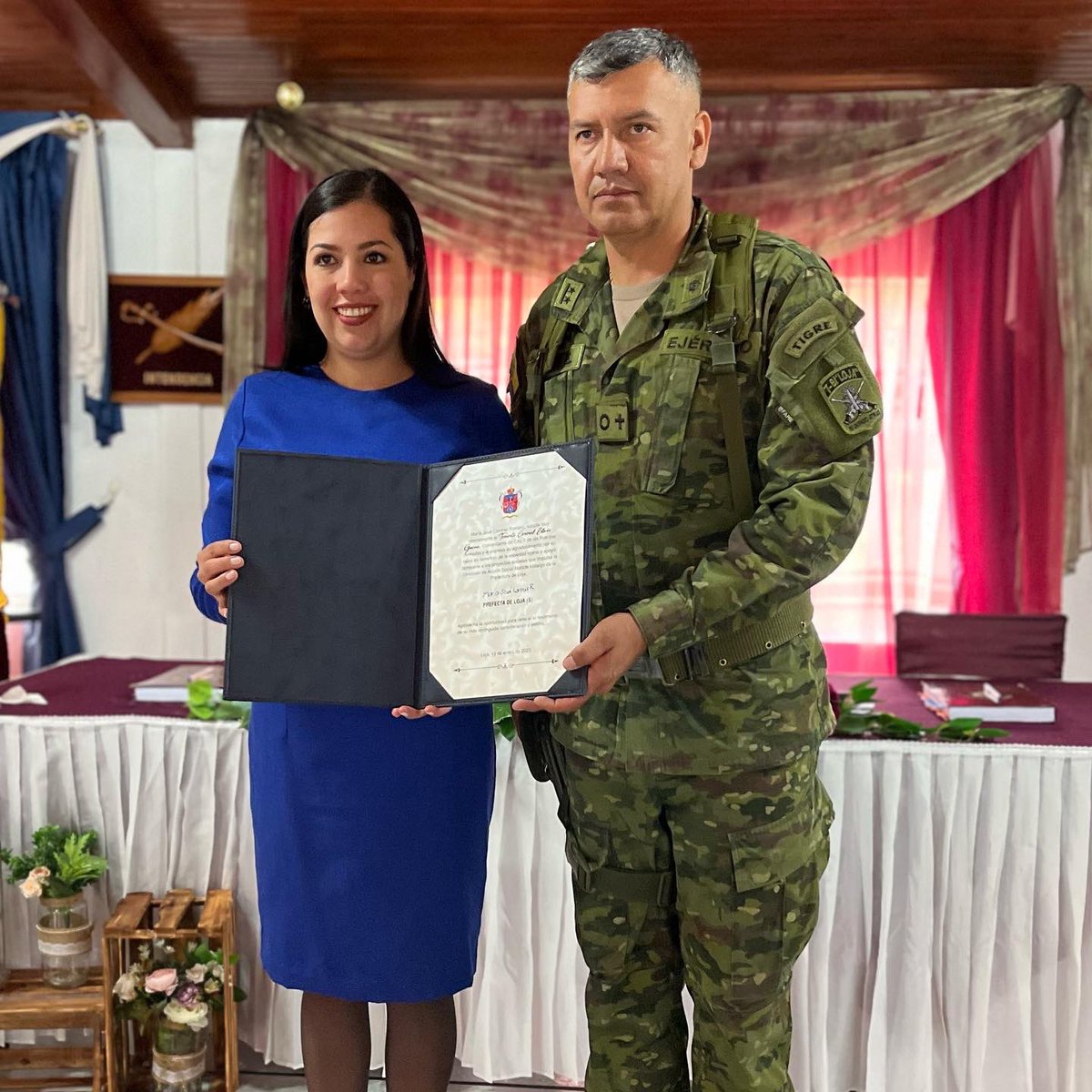 majosecoronelr's tweet photo. Un placer haber participado de la ceremonia militar de cambio de mando del CAL 7 de las Fuerzas Armadas y a su vez felicito al Teniente Coronel Edwin Gaona por toda su labor y entrega en beneficio de ciudadanía lojana y el apoyo constante a nuestros proyectos sociales. 🤝🏻🎖💙 https://t.co/bCoGDwWVIA