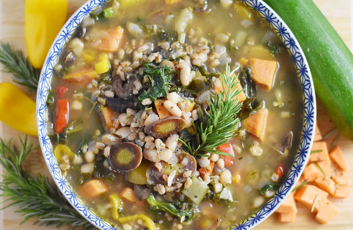This easy, one-pot meal is perfect for a chilly day. It’s filled with a variety of vegetables and chewy farro grain. Grab the recipe here: anthonysgoods.com/blogs/recipes/…