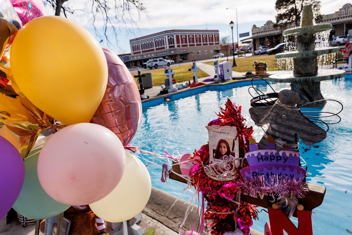 SamOwensphoto's tweet photo. Today Nevaeh Bravo and Eliahna Torres, two of the Robb Elementary massacre victims, would have turned 11. Their crosses have been decorated with birthday balloons and flowers at the town square in Uvalde. #remembertheirnames https://t.co/G16i3XyGpO