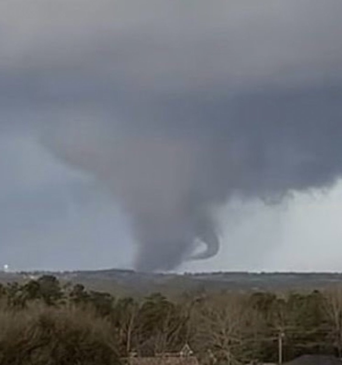 The long tracked tornado in AL looked similar to the Henryville IN EF4 ...
