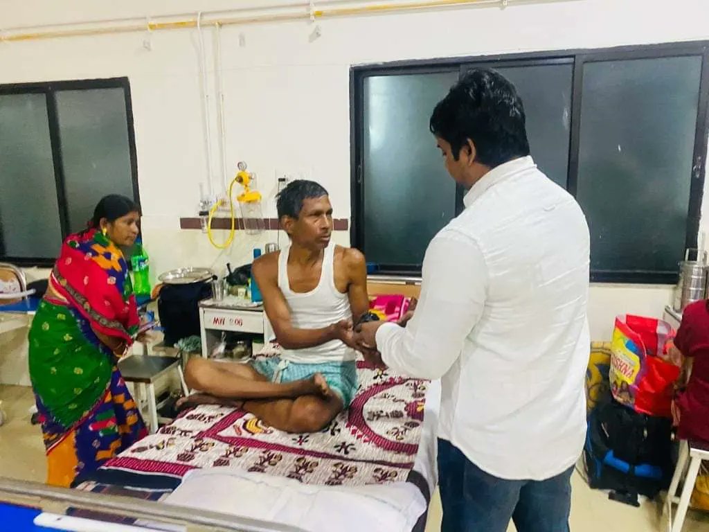 Yfaodisha's tweet photo. Youth For Action  ର ୩ୟ ବାର୍ଷିକ  ଅବସରରେ ଖୋର୍ଦ୍ଧା ଜିଲ୍ଲା  ତରଫରୁ ଖୋର୍ଦ୍ଧା ରୋଡ Divisional  RLY Hospital ରେ ରୋଗୀଙ୍କୁ ଫଳ ବଣ୍ଟନ କରାଯାଇଅଛି। https://t.co/LtnEexO6ZY