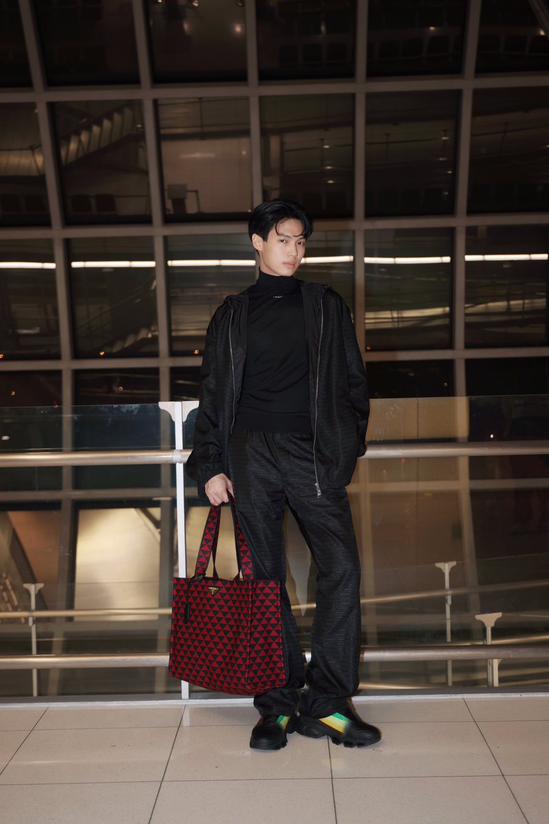 ELLEThailand's tweet photo. ออกเดินทางแล้ว! ส่องแอร์พอร์ตลุคของหนุ่มวิน-เมธวิน @winmetawin ที่ลัดฟ้าไปร่วมชมแฟชั่นโชว์ @Prada Fall/Winter 2023 Menswear Collection ที่มิลาน ประเทศอิตาลี ในฐานะแบรนด์แอมบาสซาเดอร์คนล่าสุดของแบรนด์

#PRADAxWINinMilan #PradaxWin
#PradaFW23 #winmetawin https://t.co/kFUhyaX2Uc