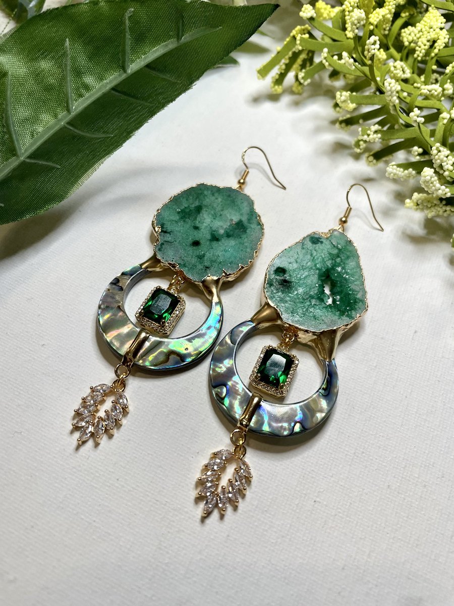 Geode earrings for sale! 🥰 link in my bio! #etsy #forsale #geodes #geodeearrings #love #resinatingcrystals #crystals #crystalearrings #jewelry #etsyshop #EtsySeller
