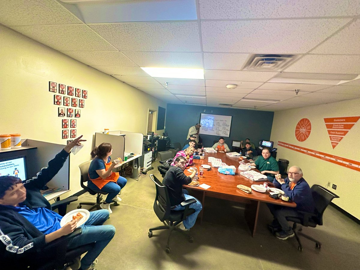 Some late night pizza for the D38 crew 🍕