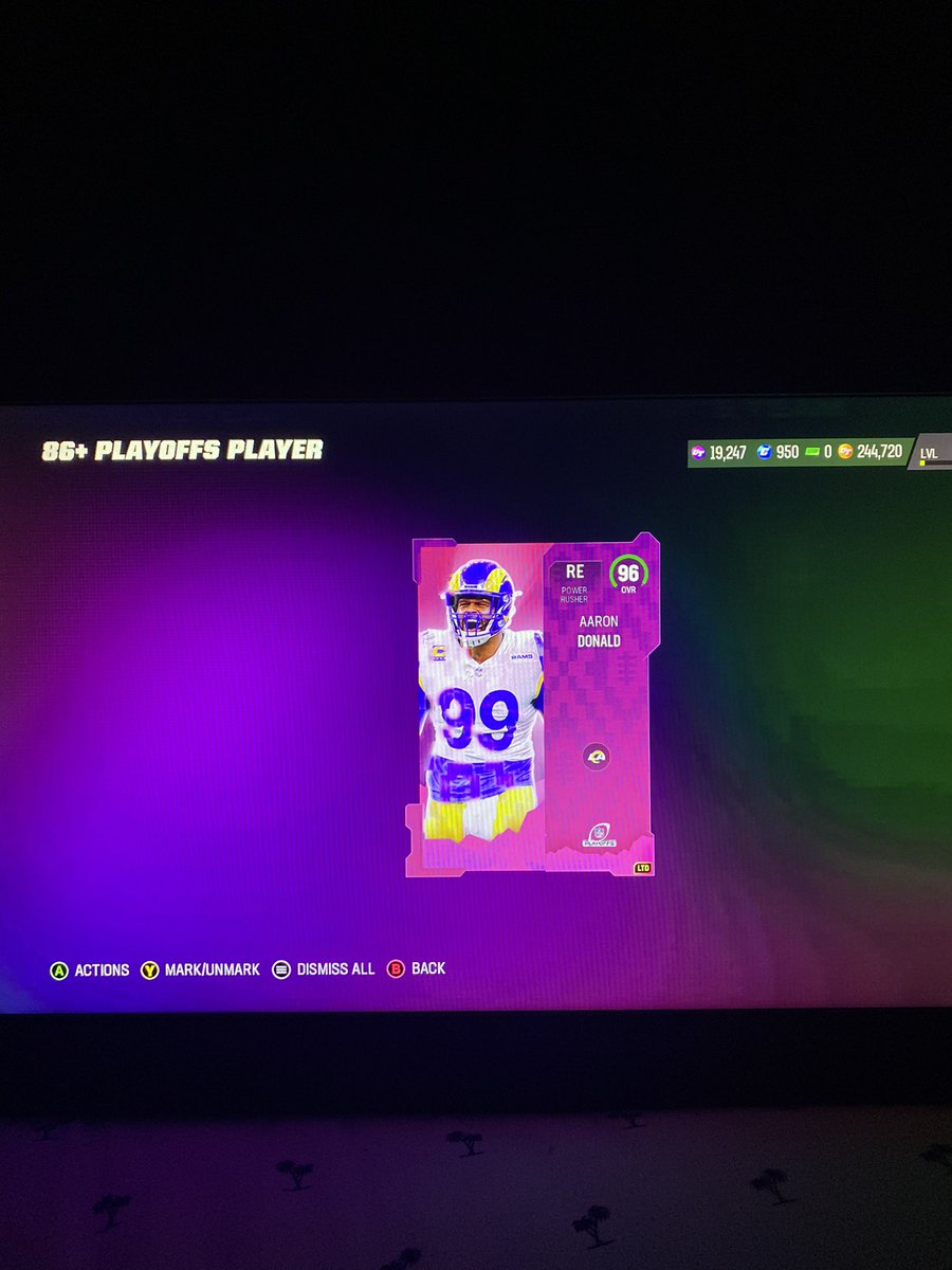 iEmeraldx's tweet photo. @JustinMize16 @EASPORTS_MUT I just pulled this after like 10 packs https://t.co/58clBv63CF
