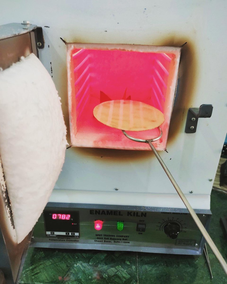 PathwaysGurgaon's tweet image. Did you know enameling is a process by which powdered glass is fused to a metal substrate at high heat? Enamels can be applied to noble metals.🎨 Watch the various phases of enamel painting done by our MYP 5 student - Tia Gupta.
.
.
.
#Enameling #Art #PSG #Work #Pathways #TBT